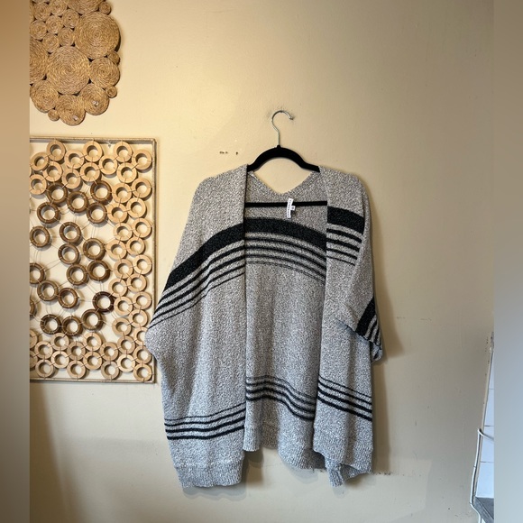 Aritzia commented ionic small cotton cape…. - Picture 2 of 9